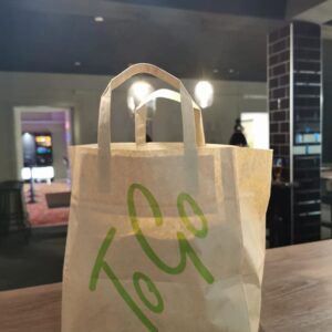 To-Go-Bag med sandwich, vand, frugt